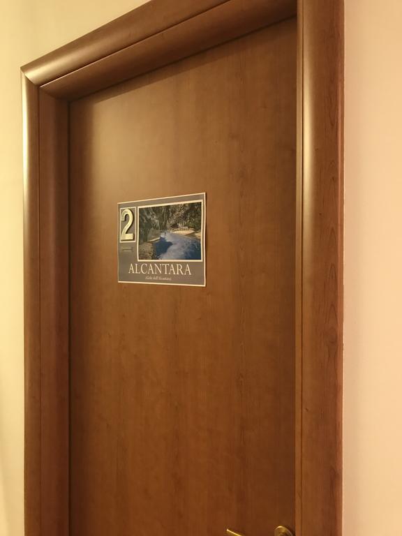 Locami Holiday&Rooms Jolanda Suite Catania Bagian luar foto